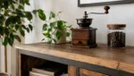 Integration alter Kaffeemuehlen in DIY-Moebelprojekte fuer Kaffeefans